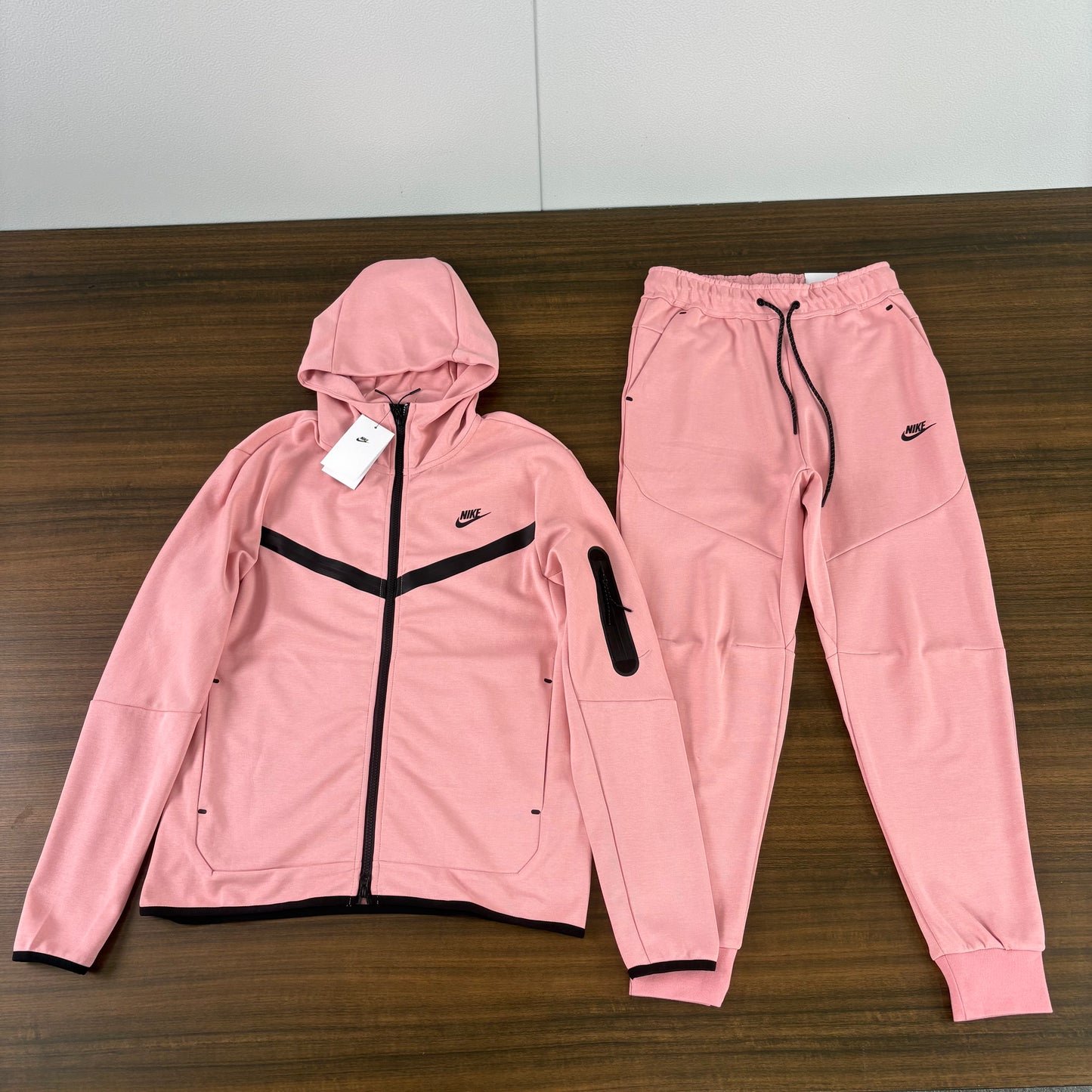 nike tech 🔥.                                           ( preorder only atm )