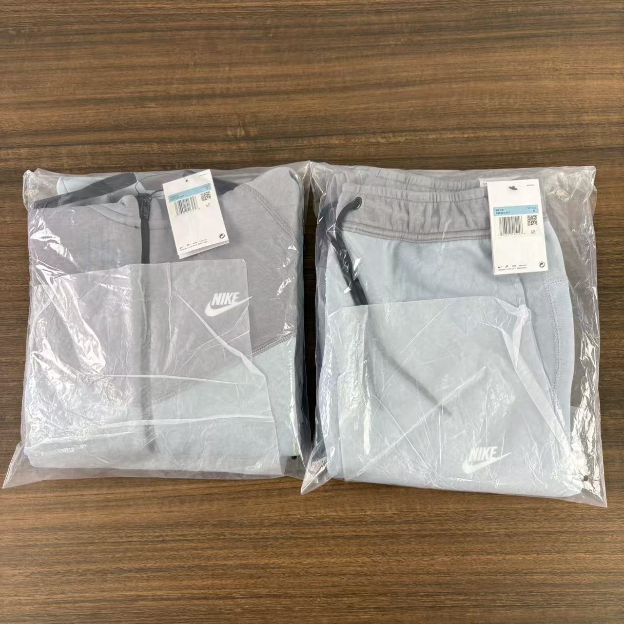 nike tech 🔥.                                           ( preorder only atm )