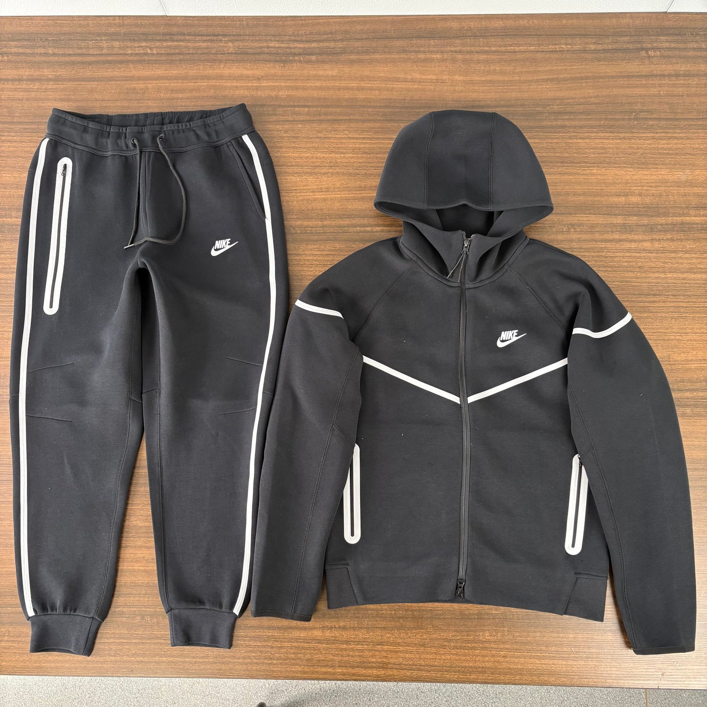 nike tech 🔥.                                           ( preorder only atm )